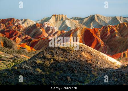 Motivi colorati sulle montagne dell'arcobaleno di Zhangye. Cielo blu tramonto, luce dorata, spazio copia Foto Stock