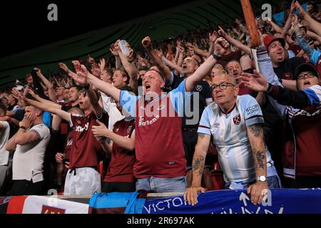 Praga, Repubblica Ceca. 07th giugno, 2023. Tifosi del West Ham United durante la finale della UEFA Conference League tra Fiorentina e il West Ham United all'Arena Fortuna il 7th 2023 giugno a Praga, in Repubblica Ceca. (Foto di Daniel Chesterton/phcimages.com) Credit: PHC Images/Alamy Live News Foto Stock