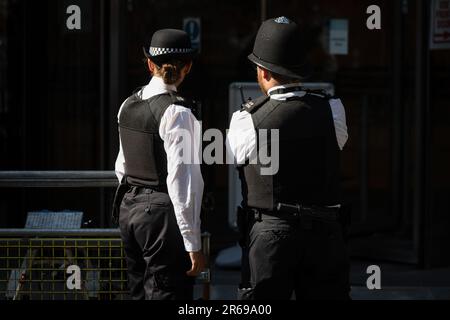 Londra, Regno Unito. 07th giugno, 2023. Gli agenti di polizia attendono la partenza del Principe Harry, Duca di Sussex al di fuori delle Corti reali di Giustizia. Dopo aver dato prova nella prova di pirateria telefonica di Mirror Group. Il principe Harry è uno di parecchi reclamanti in una causa contro i giornali del gruppo di specchio relativi alle accuse di raccolta illegale di informazioni nei decenni precedenti. Credit: SOPA Images Limited/Alamy Live News Foto Stock