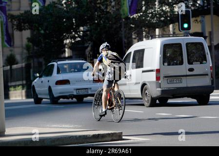 Un corriere in bicicletta della compagnia Mail Call in Macquarie Street a Queens Square vicino Hyde Park a Sydney. Foto Stock