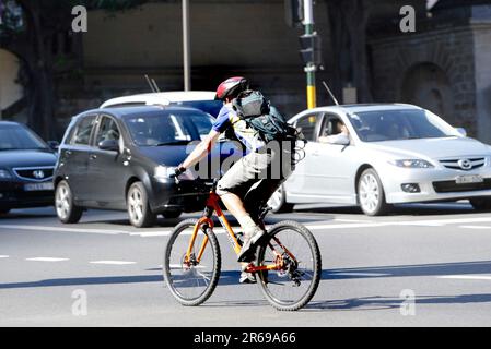 Un corriere in bicicletta della compagnia Mail Call in Macquarie Street a Queens Square vicino Hyde Park a Sydney. Foto Stock