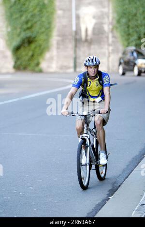 Un corriere di bicicletta dalla compagnia di chiamata della posta su Hickson Road in The Rocks, Sydney. Foto Stock