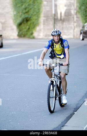 Un corriere di bicicletta dalla compagnia di chiamata della posta su Hickson Road in The Rocks, Sydney. Foto Stock