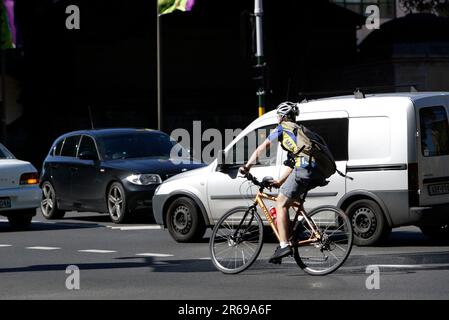 Un corriere in bicicletta della compagnia Mail Call in Macquarie Street a Queens Square vicino Hyde Park a Sydney. Foto Stock