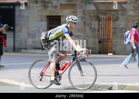 Un corriere in bicicletta della compagnia Mail Call in Macquarie Street a Queens Square vicino Hyde Park a Sydney. Foto Stock