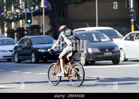 Un corriere in bicicletta della compagnia Mail Call in Macquarie Street a Queens Square vicino Hyde Park a Sydney. Foto Stock