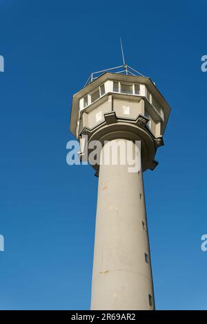 Ex torre di frontiera della RDT per la sorveglianza della costa del Mar Baltico vicino a Kühlungsborn in Germania Foto Stock