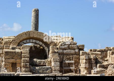 Antiche rovine di un complesso bagno romano nel Parco Nazionale di Caesarea a Caesarea Maritima, Israele. Foto Stock
