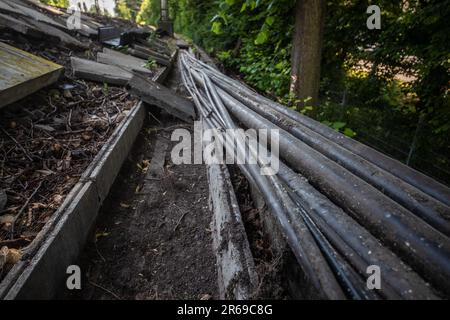 Stoccarda, Germania. 01st giugno, 2023. I vecchi cavi sono visibili durante i lavori di costruzione sulla linea ferroviaria tra la fermata Stuttgart-Nürnberger Straße e Sommerrain. Per la digitalizzazione del mozzo ferroviario di Stoccarda occorre disporre di migliaia di chilometri di cavi. I lavori di digitalizzazione del centro ferroviario di Stoccarda stanno progredendo. Credit: Christoph Schmidt/dpa/Alamy Live News Foto Stock