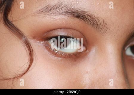 Bella ragazza indiana degli occhi, da vicino Foto Stock