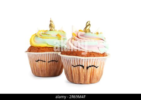 Tortini dolci e carini di unicorno isolati su bianco Foto Stock