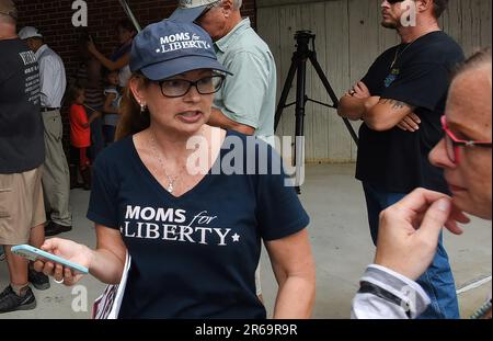 Un membro di Moms for Liberty protesta contro maschere facciali obbligatorie per gli studenti durante la pandemia COVID-19 al di fuori di una riunione del Comitato scolastico della contea di Volusia a Deland. Il Southern Poverty Law Center (SPLC) sta per la prima volta etichettando Moms for Liberty con sede in Florida e altri 11 gruppi di destra ìparents' rightsî come gruppi estremisti anti-governativi nel suo rapporto annuale, pubblicato il 6 giugno 2023. Foto Stock