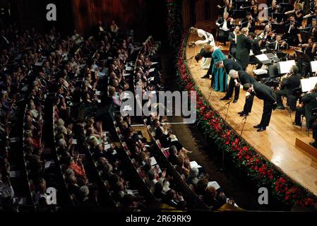 Fiona Janes, Sally-Anne Russell, Kanen Breen, John Pringle, Richard Alexander e Richard Anderson con l'Orchestra Australiana di Opera e Balletto nella Sala Concerti della Sydney Opera House per il 50th° compleanno di Opera Australia, il 11th ottobre 2006. Foto Stock