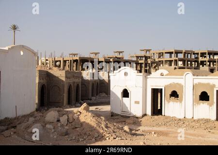 Hotel incompiuto in Egitto a Sharm El Sheikh in una giornata estiva Foto Stock