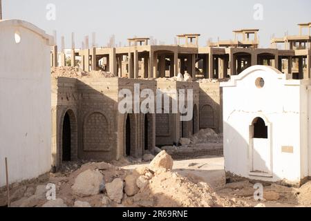 Hotel incompiuto in Egitto a Sharm El Sheikh in una giornata estiva Foto Stock