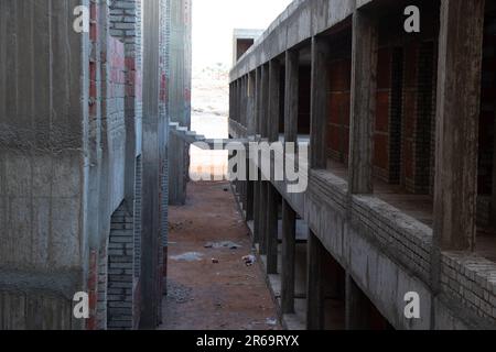 Hotel incompiuto in Egitto a Sharm El Sheikh in una giornata estiva Foto Stock