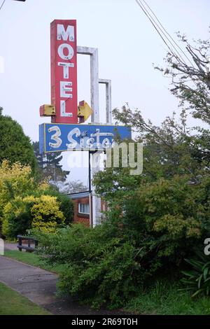 Un colorato e indipendente segno moderno Neon Motel Mid Century, una vista della luce del giorno del Motel 3 Sisters, Katoomba NSW, Australia Foto Stock