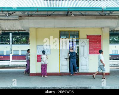 Ufficio della piattaforma a Yangon Central, la stazione ferroviaria principale a Yangon, Myanmar. Foto Stock