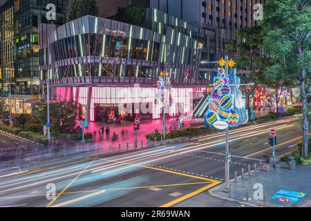 Orchard Road, Singapore - 29 Dicembre 2019: Skyline notturno della citta' di Natale e Capodanno con centro commerciale Foto Stock