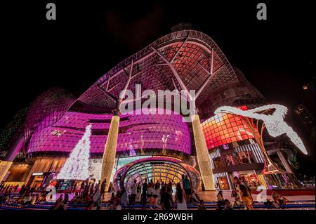 Orchard Road, Singapore - 29 Dicembre 2019: Skyline notturno della citta' presso IL centro commerciale ION Orchard Foto Stock