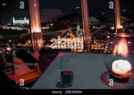 Cena con vista al Ristorante UFO - Bratislava, Slovacchia Foto Stock