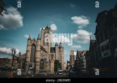 La città medievale di Gand con la chiesa di San Nicola e San La Cattedrale di Bavo sullo sfondo - Belgio Foto Stock