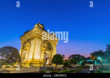 Vientiane Laos, skyline notturno della città a Patuxai (Patuxay), il punto di riferimento più famoso di Vientiane Foto Stock