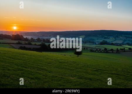 Una mattina presto con un cielo pieno di bei colori durante l'alba nel paesaggio collinare del Limburgo con viste spettacolari sul tipico Foto Stock