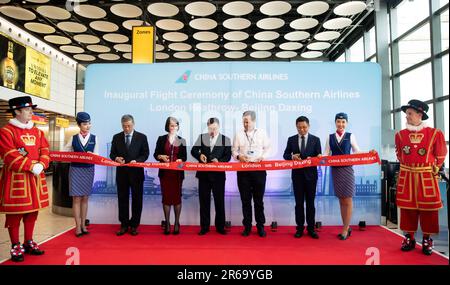 Londra, Regno Unito. 8th giugno, 2023. Gli ospiti hanno tagliato il nastro alla cerimonia inaugurale del nuovo servizio di volo diretto di China Southern Airlines che collega Londra e Pechino a Londra, in Gran Bretagna, il 7 giugno 2023. China Southern Airlines ha inaugurato mercoledì un nuovo servizio di volo diretto che collega Londra a Pechino. Credit: Notizie dal vivo su Xinhua/Alamy Foto Stock