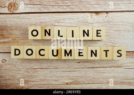 Documenti online lettere alfabetiche su sfondo di legno Foto Stock