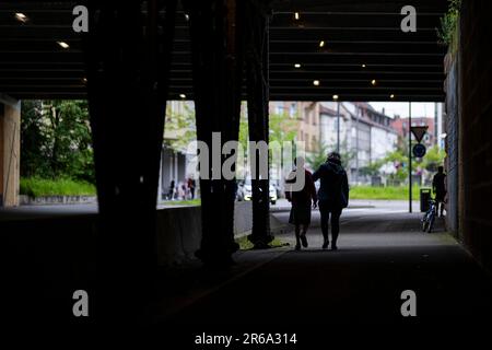 Pedonale, metropolitana scura, Stoccarda-Zuffenhausen, Baden-Wuerttemberg, Germania Foto Stock