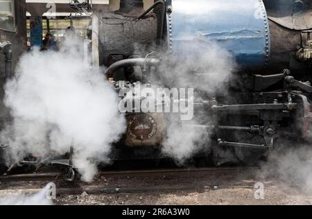 DARJEELING, INDIA, MAGGIO 25: Un motore di loco rilascia vapore alla stazione ferroviaria di Darjeeling, il 25 maggio 2023 a Darjeeling, India. Darjeeling Himalayan Foto Stock