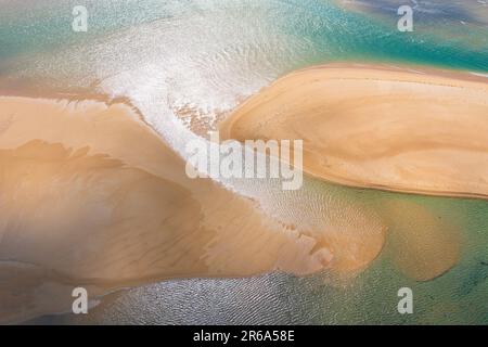 Vista aerea delle spiagge sabbiose e delle correnti d'acqua del lago Tyers a Gippsland, Victoria, Australia Foto Stock