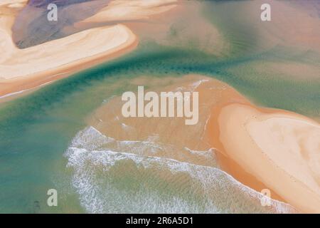 Vista aerea delle spiagge sabbiose e delle correnti d'acqua del lago Tyers a Gippsland, Victoria, Australia Foto Stock