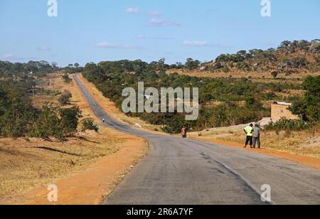 Sulla Great East Road tra Lusaka e Chipata, Zambia, sulla famosa Great East Road, Zambia Foto Stock