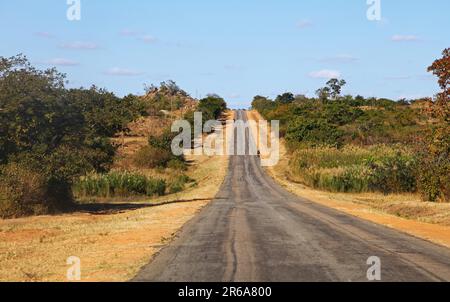 Sulla Great East Road tra Lusaka e Chipata, Zambia, sulla famosa Great East Road, Zambia Foto Stock