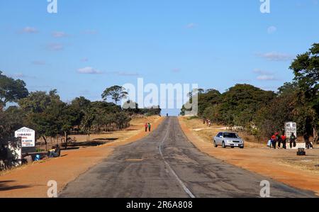 Sulla Great East Road tra Lusaka e Chipata, Zambia, sulla famosa Great East Road, Zambia Foto Stock