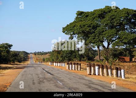 Sulla Great East Road tra Lusaka e Chipata, Zambia, sulla famosa Great East Road, Zambia Foto Stock