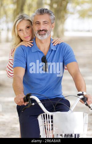 coppia matura in bicicletta in un parco Foto Stock