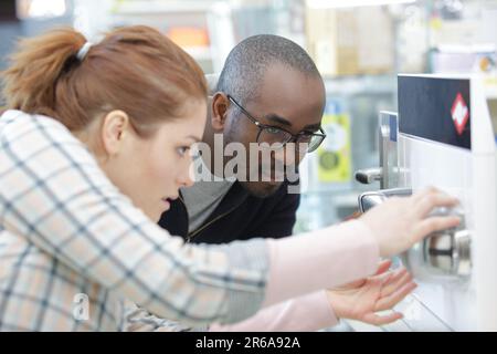 Giovane scegliendo e toccando i rubinetti Foto Stock