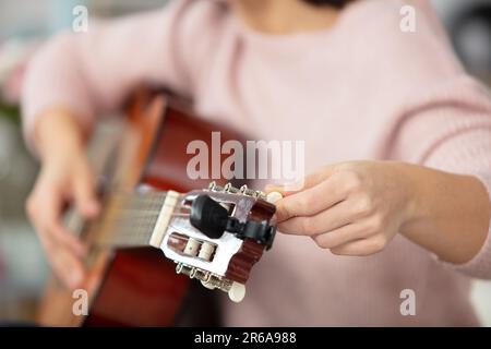 fissaggio artigianale vecchia chitarra classica con aggiunta di un cordoncino Foto Stock