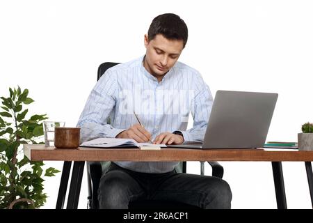 uomo d'affari in camicia blu prendendo appunti, facendo ricerche di mercato lavoro Foto Stock