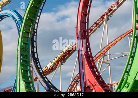 vienna, austria. 25 aprile 2023 uno spettacolo di gioia e divertimento pubblico delizie in divertenti giri sulle montagne russe al parco divertimenti wurstelprater Foto Stock