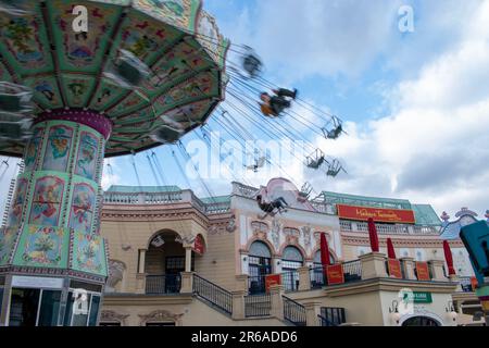 vienna, austria. 25 aprile 2023 il crepuscolo delizia le vedute affascinanti di un dinamico giro in catena al parco divertimenti prater, vienna, austria Foto Stock