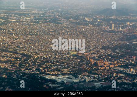 Vista aerea ad angolo obliquo attraverso la finestra dell'aereo su Città del Messico, Messico Foto Stock