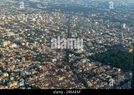 Vista aerea ad angolo obliquo attraverso la finestra dell'aereo su Città del Messico, Messico Foto Stock