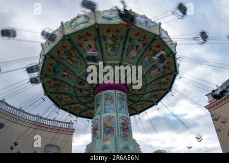 vienna, austria. 25 aprile 2023 momenti magici assistendo a visitatori gioiosi nell'incantevole giostra luftikus, prater, vienna, austria Foto Stock