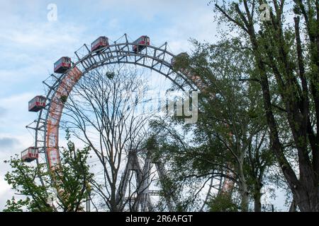 vienna, austria. 25 aprile 2023 la maestosa ruota panoramica gigante al parco divertimenti prater di vienna, un punto di riferimento iconico che offre giostre e attrazioni indimenticabili Foto Stock