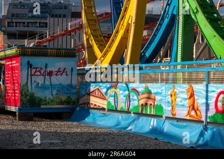 vienna, austria. 25 aprile 2023 emozionanti giri e gocce esilaranti esplorando l'incredibile olympia giro in giro sulle montagne russe al divertimento prater Foto Stock