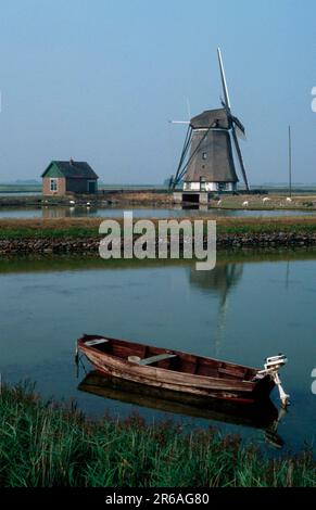 Boat and Windmill, Het Noorden, Texel, Paesi Bassi, Boat and Windmill, Paesi Bassi, Europa, paesaggi, paesaggi, stagno, stagno Foto Stock